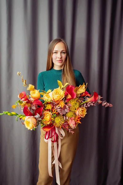 Femme Tenant Orange Automne Bouquet Automne Coloré Fleurs Florales Fond — Photo
