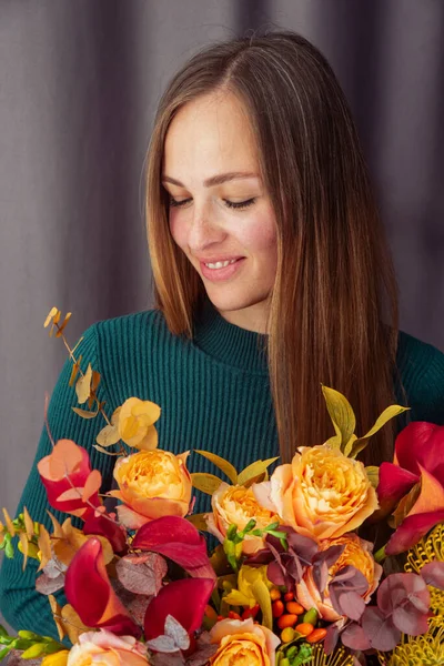 Femme Tenant Orange Automne Bouquet Automne Coloré Fleurs Florales Fond — Photo