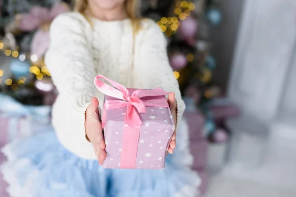 Счастливого Рождества Счастливых Праздников Маленький Ребенок Елкой Девочка Подарком Елкой — стоковое фото
