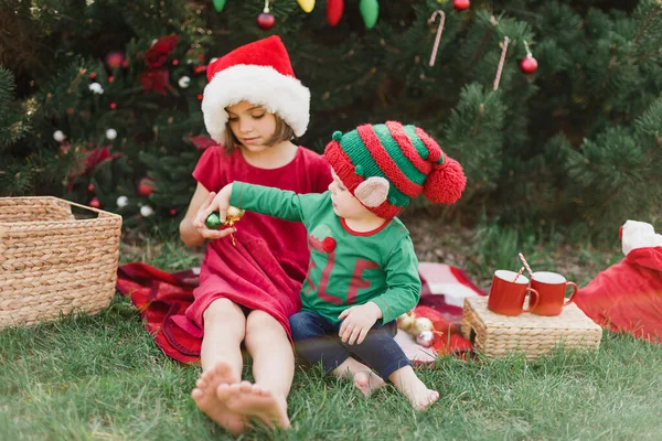 Mutlu Noeller Noel Baba Şapkalı Komik Çocukların Portresi Zencefilli Kurabiye — Stok fotoğraf