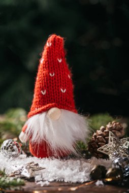 Mutlu noeller. Gnome 'lu Noel kompozisyonu ve ahşap arka planda şenlikli dekorasyonlar. Noel ya da yeni yıl tebrik kartı. Noel cücesi geçmişi. Noel sembolü. İyi tatiller..