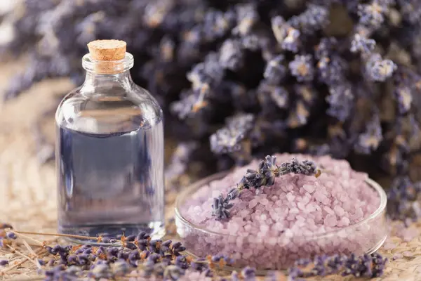Minyak Lavender Dan Garam Dalam Botol Kaca Pada Latar Belakang — Stok Foto