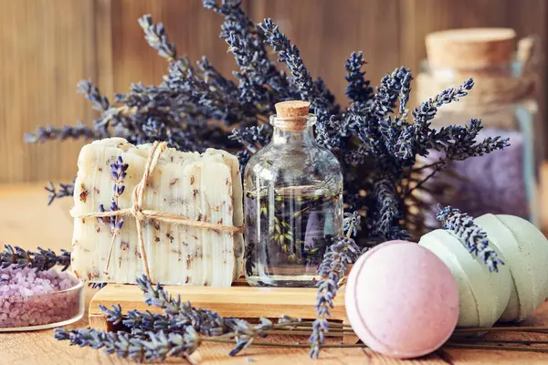 Pengobatan Kesehatan Dengan Bunga Lavender Atas Meja Kayu Spa Masih — Stok Foto