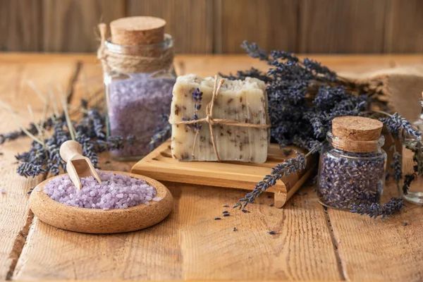 Pengobatan Kesehatan Dengan Bunga Lavender Atas Meja Kayu Spa Masih — Stok Foto