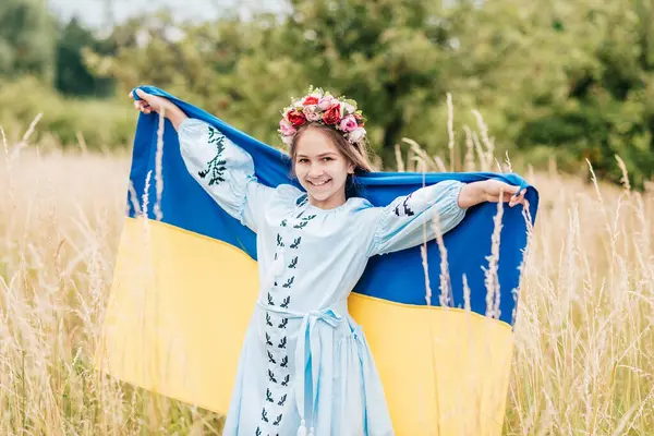 День Незалежності України День Конституції Українська Дівчинка Вишитій Сорочці Вишванка — стокове фото