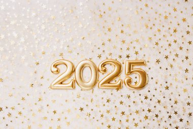 Tatil geçmişi. Mutlu yıllar 2025. 2025 yılının sayıları Bokeh şenlik ışıl ışıl arka planında altın mumlarla yapıldı. Yeni yılı kutluyoruz, yakın plan. Metin için boşluk