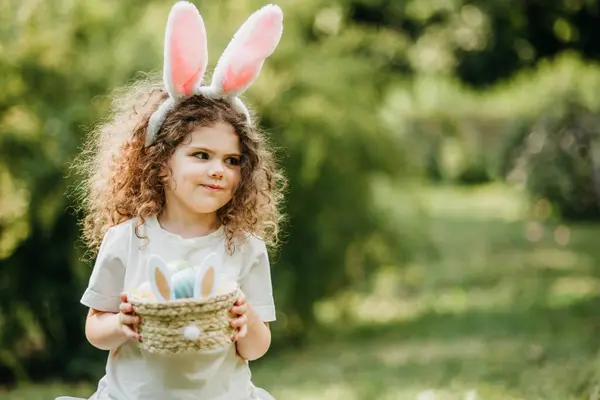 Perburuan Telur Paskah Anak Perempuan Memakai Telinga Kelinci Berjalan Untuk — Stok Foto