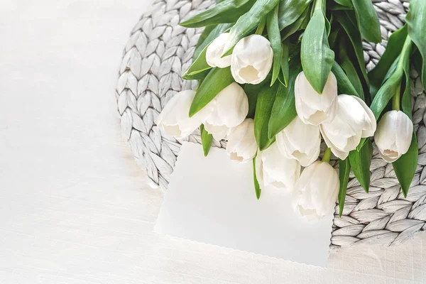 Bukiet Świeżych Białych Tulipanów Czystej Kartki Dzień Matki Lub Dzień Zdjęcia Stockowe bez tantiem