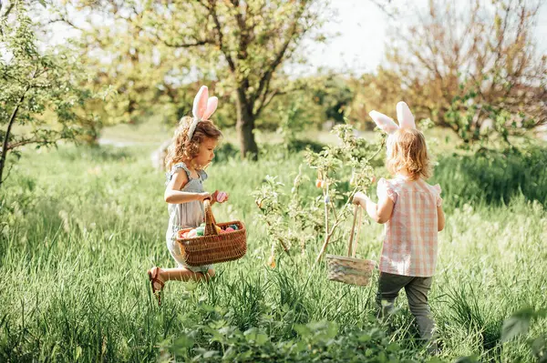 Perburuan Telur Paskah Group Children Wearing Bunny Ears Running Pick Stok Foto Bebas Royalti