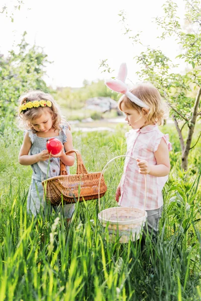 Perburuan Telur Paskah Group Children Wearing Bunny Ears Running Pick — Stok Foto
