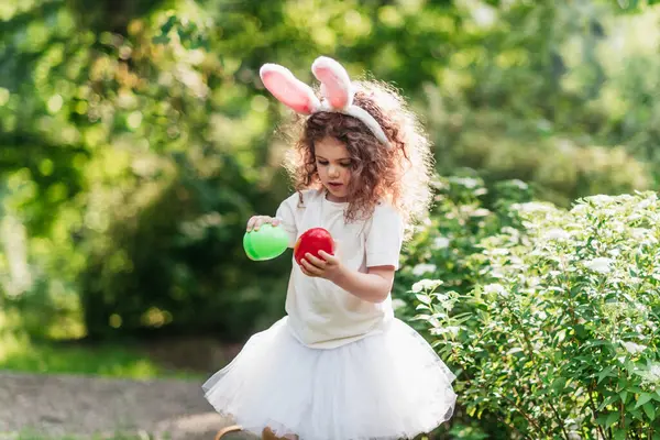 Polowanie Pisanki Dziecko Króliczych Uszach Biegnące Jajka Ogrodzie Wielkanoc Dziecko Obrazek Stockowy