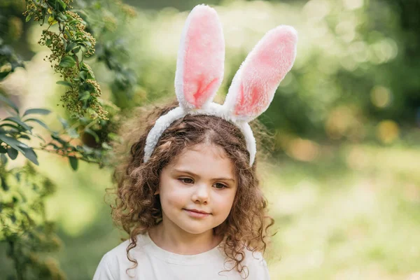 Polowanie Pisanki Dziecko Króliczych Uszach Biegnące Jajka Ogrodzie Wielkanoc Dziecko Obrazy Stockowe bez tantiem