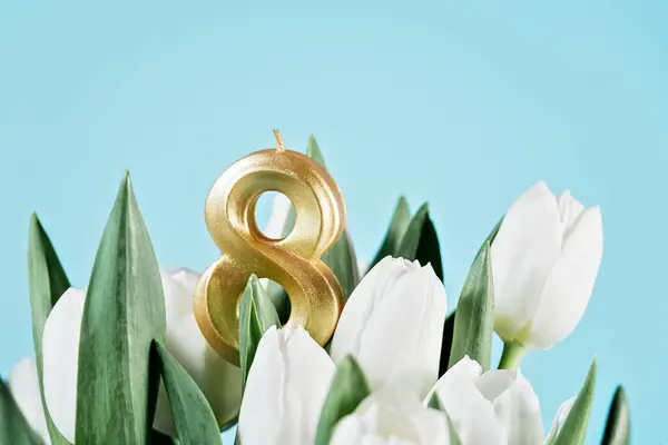 Fehér Tulipán Csokor Világoskék Háttérrel Anyák Napja Üdvözlőlap Gratulálok Március Jogdíjmentes Stock Fotók