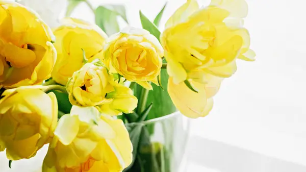 Moederdag Wenskaart Gefeliciteerd Maart Zonneverlichte Gele Tulpen Vaas Close Van Rechtenvrije Stockfoto's