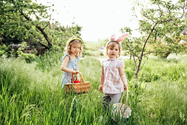 Hon Velikonoční Vejce Skupina Dětí Sobě Bunny Uši Běží Vyzvednout — Stock fotografie