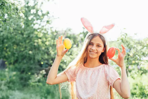Aranyos Vicces Lány Húsvéti Tojással Nyuszifülekkel Kertben Húsvéti Fogalom Nevető Jogdíjmentes Stock Fotók