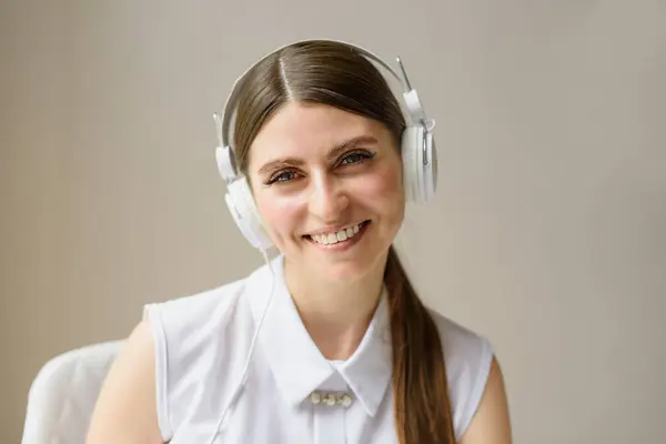 Vrolijke Support Agent Met Headset Klaar Helpen Klantenondersteuning Professioneel Glimlachen Stockafbeelding