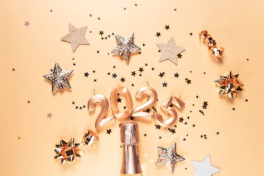 Tatil geçmişi. Mutlu yıllar 2025. 2025 yılının sayıları Bokeh şenlik ışıl ışıl arka planında altın mumlarla yapıldı. Yeni yılı kutluyoruz, yakın plan. Metin için boşluk