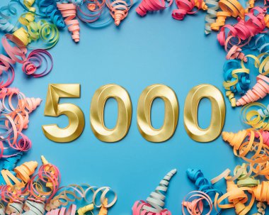 5000 takipçi kartı. Sosyal ağlar, bloglar için şablon. Şenlikli arka plan sosyal medya kutlama afişi. Çevrimiçi topluluk hayranları. 5 bin aboneyim.