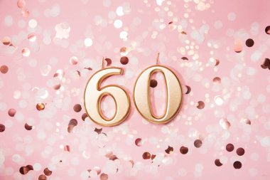 Altmış numaralı doğum günü kutlaması mumu pembe şenlik arka planında. Altmış yıllık doğum günü. Doğum günü, yıldönümü, önemli tarih, tatil konsepti