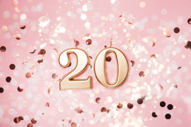 20 numaralı doğum günü kutlaması mumu Festivalin arka planında. Yirminci yaş günü. Doğum günü, yıldönümü, önemli tarih, tatil konsepti