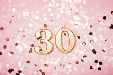 30 numaralı doğum günü kutlaması mumu, şenlik arka planında. 30 'uncu yaş günü. Doğum günü, yıldönümü, önemli tarih, tatil konsepti