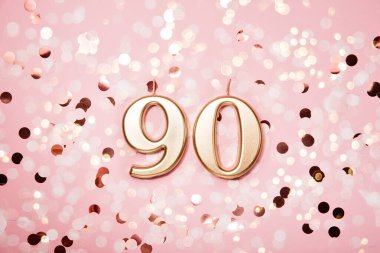 90 numaralı doğum günü kutlaması mumu Festivalin arka planında. Doksan yıllık doğum günü. Doğum günü, yıldönümü, önemli tarih, tatil konsepti