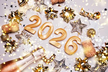 Tatil geçmişi. Mutlu yıllar 2026. 2026 yılının sayıları Bokeh şenlik ışıl ışıl arka planında altın mumlarla yapıldı. Yeni yılı kutluyoruz, yakın plan. Metin için boşluk