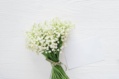 Minimalist kompozisyon, çiçeklerin zarafetini ve saflığını ön plana çıkarıyor, bahar, romantizm ve doğal güzelliği çağrıştırıyor. Düğün, çiçek ve mevsimlik tasarımlar için ideal.