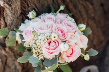 Güzel bir buket pembe gül ve ranunkulus. Gelinin şık düğün özellikleri. Aşk ilanı, bahar. Düğün kartı, Valentine. Klasik gelin buketi