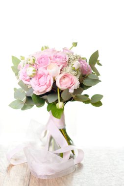 Pembe gül arka planı. Gül yaprakları, soyut romantizm geçmişi, pastel ve yumuşak çiçek kartı. Düğün kartı, Valentine. Klasik gelin buketi. Yumuşak seçici odak.