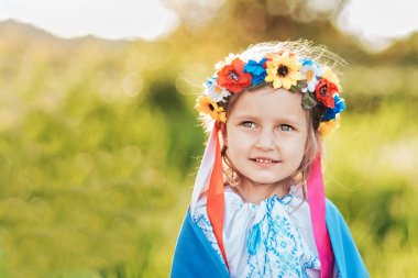 Ukrayna Bağımsızlık Bayrağı Günü. Anayasa günü. Ukraynalı çocuk Ukrayna 'nın sarı ve mavi bayrağıyla. Ukrayna 'nın bayrak sembolleri. Aile, birlik, destek. Ukraynalılar savaşa karşıdır..
