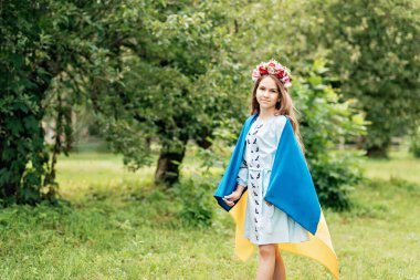 Ukrayna Bağımsızlık Bayrağı Günü. Anayasa günü. Üzerinde Ukrayna 'nın sarı ve mavi bayrağı olan nakışlı tişörtlü çocuk Ukraynalı kız çocuğu. Ukrayna 'nın bayrak sembolleri. Kiev, Kiev günü