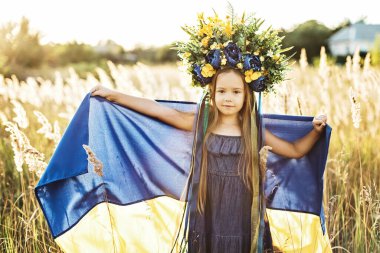 Ukrayna Bağımsızlık Bayrağı Günü. Anayasa günü. Ukraynalı çocuk Ukrayna 'nın sarı ve mavi bayrağıyla tarlada. Ukrayna 'nın bayrak sembolleri. Kiev, Kiev günü