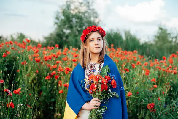 Kız, Ukrayna 'nın dalgalanan mavi ve sarı bayrağını tarlada taşıyor. Ukrayna Bağımsızlık Bayrağı Günü. Anayasa günü. 24 Ağustos. Vatansever bayram.