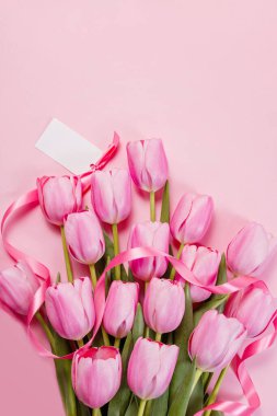 Anneler günü, sevgililer günü, doğum günü kutlaması konsepti. Tebrik kartı. Güzel pembe ince laleler buketi. Metin için boşluk kopyala, üst görünüm. Bahar arka planı. 8 Mart, Uluslararası Kadınlar Günü