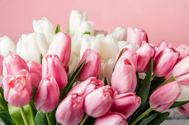 Anneler günü, sevgililer günü, doğum günü kutlaması konsepti. Tebrik kartı. Güzel pembe ince laleler buketi. Metin için boşluk kopyala, üst görünüm. Bahar arka planı. 8 Mart, Uluslararası Kadınlar Günü