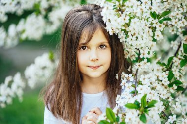 Etrafında çiçek açan beyaz kiraz çiçekleriyle çevrili genç kız aşkı, aile bağını ve baharda anneler gününü sembolize ediyor. Ilık bahar selamları