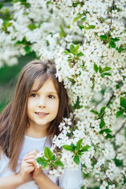 Etrafında çiçek açan beyaz kiraz çiçekleriyle çevrili genç kız aşkı, aile bağını ve baharda anneler gününü sembolize ediyor. Ilık bahar selamları