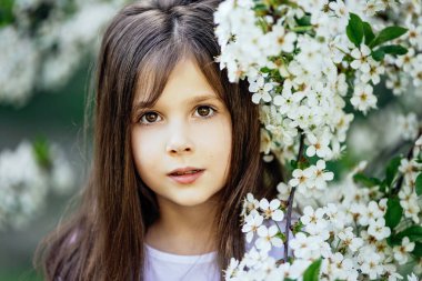 Etrafında çiçek açan beyaz kiraz çiçekleriyle çevrili genç kız aşkı, aile bağını ve baharda anneler gününü sembolize ediyor. Ilık bahar selamları