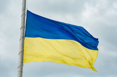 Ukrayna 'nın ulusal bayrağı Bulutlu Gökyüzüne Karşı Rüzgarda Dalgalanıyor. Ulusal gurur, birlik bağımsızlık teması vatanseverlik, siyaset, çatışma, özgürlük veya uluslararası ilişkilerle ilgili.
