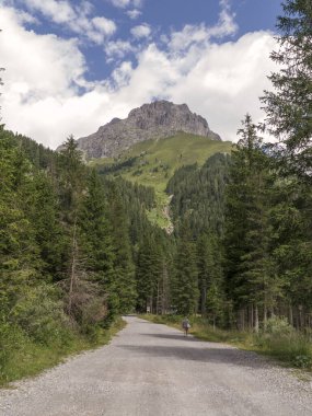 Monte Blumone, Brescia 'nın aşağısındaki dağ yolunda sağlıklı bir yürüyüş.