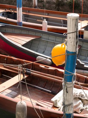 Iseo şehrinin küçük limanına demirlemiş teknelerin detayları göle adını veriyor..