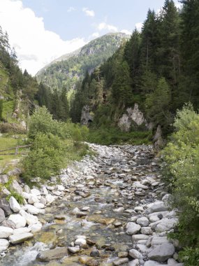 Yukarı Valsabbia 'da tipik bir dağ manzarası Caffaro nehri, Brescia, İtalya.