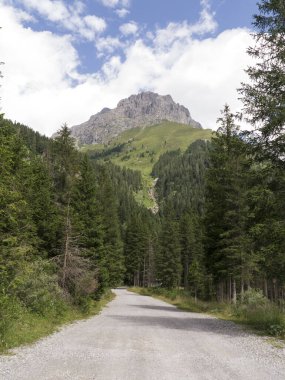 Caffaro nehri, Brescia, İtalya 'daki Galya ovasına ve üst Valsabbia' daki Monte Blumone 'a bir göz atalım..