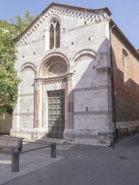 İtalya 'nın Toskana kentindeki Lucca şehrindeki Santa Giulia Kilisesi' nin ön cephesi.