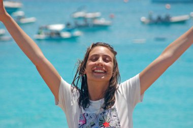 Gerçek mutluluk bir kızın yüzünde yazılı.