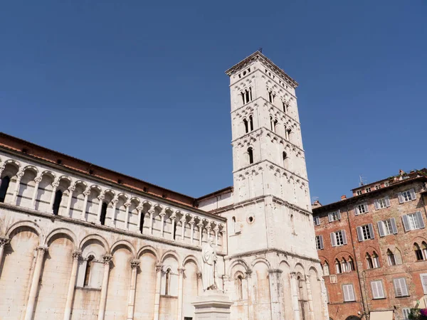 San Michele meydanının Foro 'daki Aziz Michael Kilisesi' ne, çan kulesine ve Lucca 'daki heykele bir göz atalım. İtalya' nın Toskana şehrinde bir sanat şehri.