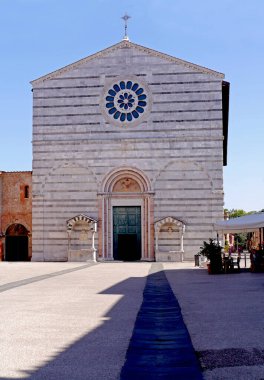 Eski Cgiesa di San Francesco cephesi, Fransisken Manastırı 'nın bitişiğindeki Lucca, Toskana, İtalya' daki Piazza San Francesco 'da..