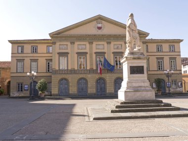 İtalya 'nın Toskana kentindeki Lucca şehrindeki Giglio Meydanı' ndaki Giglio Belediye Tiyatrosu 'nun cephesi.